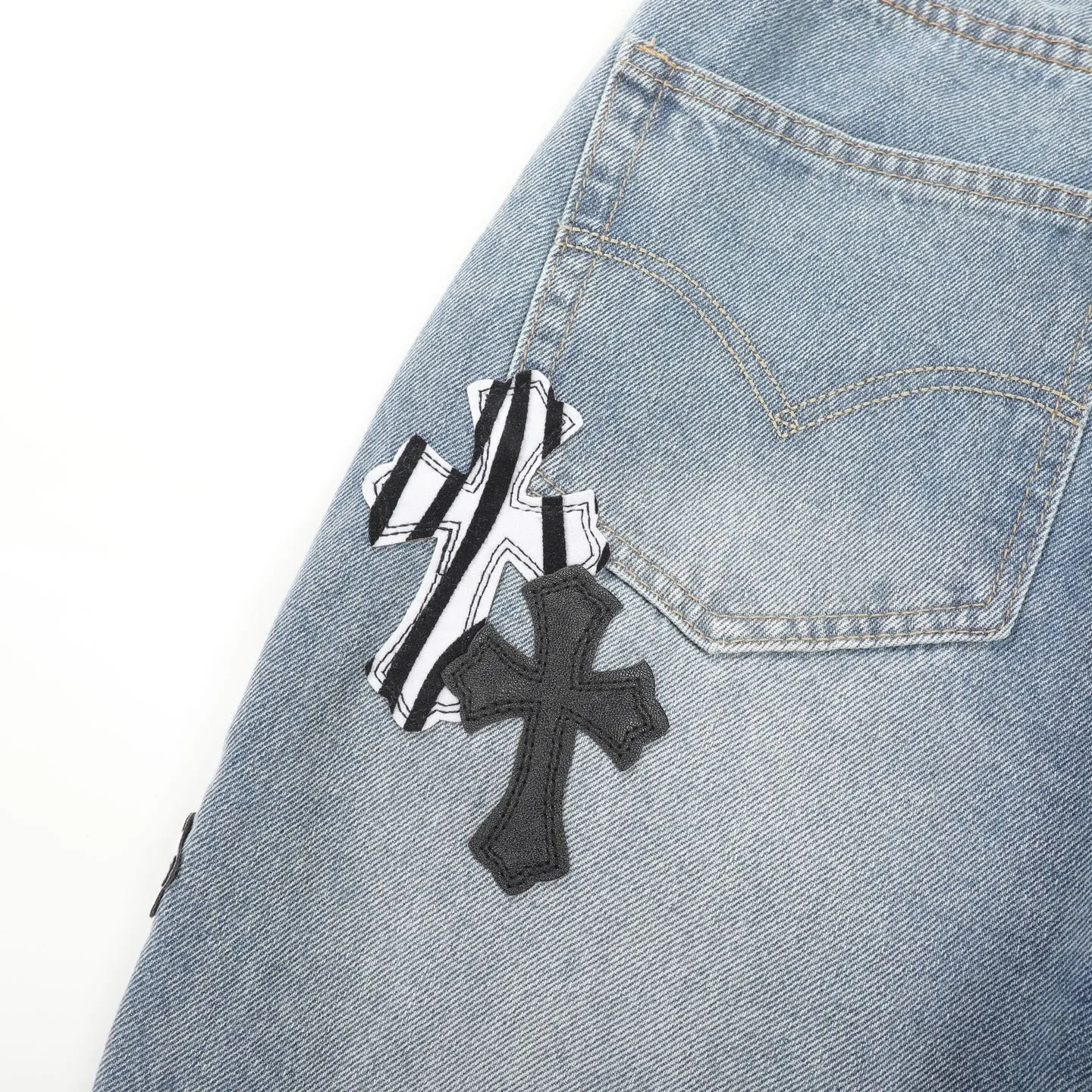 P280 CH Chromehearts zebra black and white cross patch patchwork jeans, priced at 34W level, patchwork cross pattern embellishment, washed jeans! ! An absolutely high-end luxury product, a 1.9W-level god-level single product, a super popular product, made by top heavy industry, a magic weapon that cannot be missed! [About Zangyin] This is an extremely luxurious fashion brand that can also be called the aristocracy of the high street. It has always been an exclusive brand for some hipsters or rich second generations. Compared with ordinary high streets, it is more luxurious and noble. Compared with luxury brands, it is more fashionable and individual. It has always been a brand that I have a special liking for. [Top heavy industry fashion design] Consistently high-street luxury style. Speaking of this style, the Zangyin family and GU family are definitely the leading representative brands. Especially the Zangyin family has really achieved a state-of-the-art effect in creating high-street style. The unique washed material is used to create this style. The color system is already quite eye-catching. After it is decorated with patchwork cross flowers, it cleverly highlights the charm of the brand. Secondly, this style uses classic The high-waist cutting design highlights the long legs and fashionable temperament of the upper body. The brand is highly recognizable and the slim fit configuration is more suitable for daily wear. It is a product that interprets personality, fashion, and specifications at a glance. This single product is enough to make any fan excited. It can be a white T-shirt for a youthful college style, or a tight suspender for a royal style. It has strong matching ability and can be easily controlled by men.  [Materials and craftsmanship] Needless to say, this point goes without saying. As an excellent craftsman brand, Zangyin’s requirements for details and craftsmanship are really perfect. The washed color of this model has gone through so many processes, not to mention the embellishment of denim appliques. It is also purely hand-made and sewn. Just like what they believe in, only hand-made things have soul and have the meaning of wear. A top-notch heavy-duty fashionable denim item, I look forward to your perfect interpretation! !  Color: blue Size: 28-36